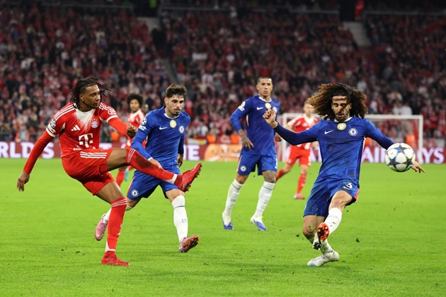 Cucurella đã gặp khó khăn khi đối đầu Bayern.