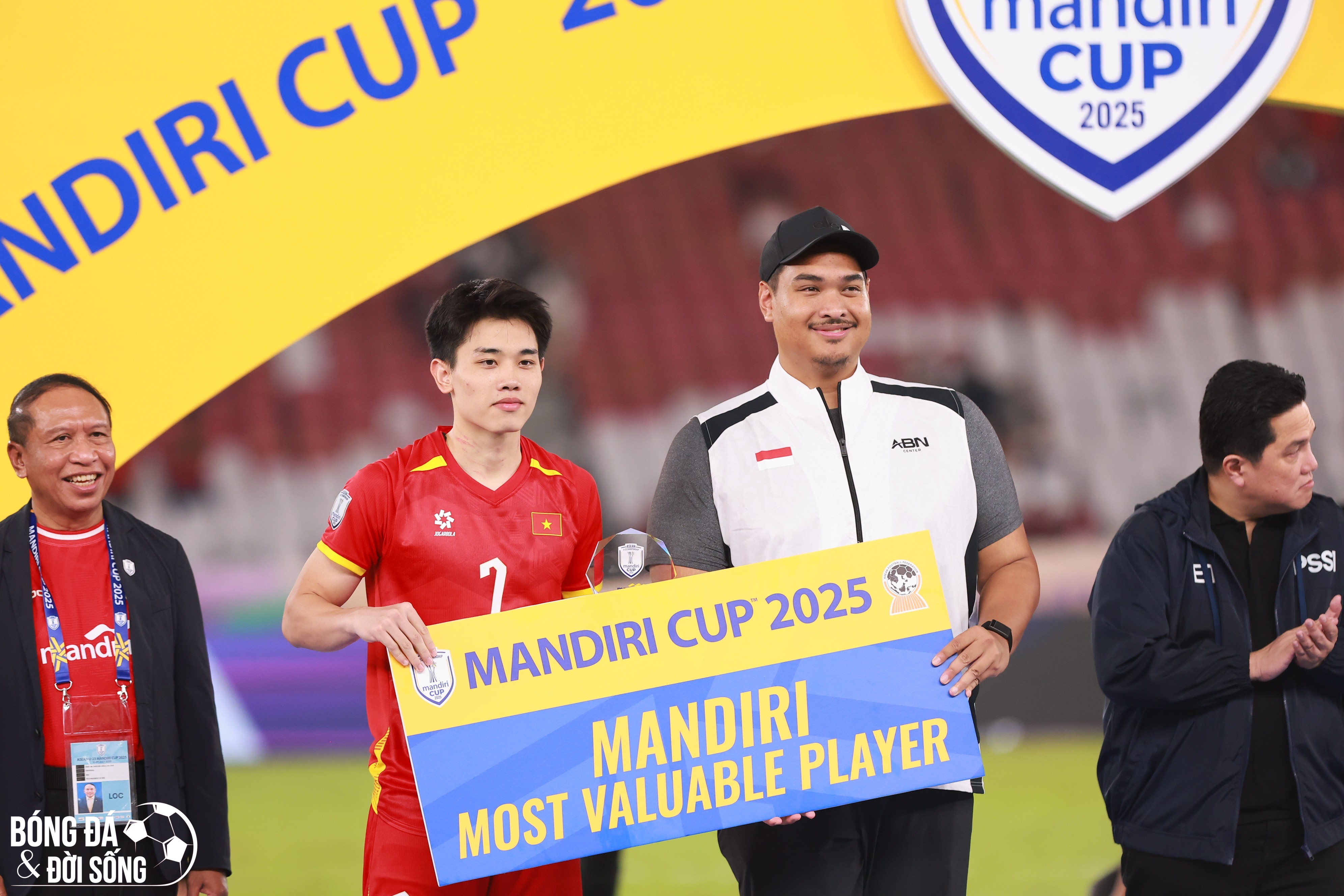 Đình Bắc nhận danh hiệu cầu thủ xuất sắc nhất U23 Đông Nam Á 2025 Nguyễn Đình Bắc đoạt danh hiệu xuất sắc tại giải U23 Đông Nam Á