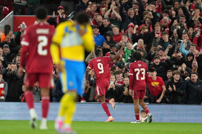 Isak ghi bàn cho Liverpool.
