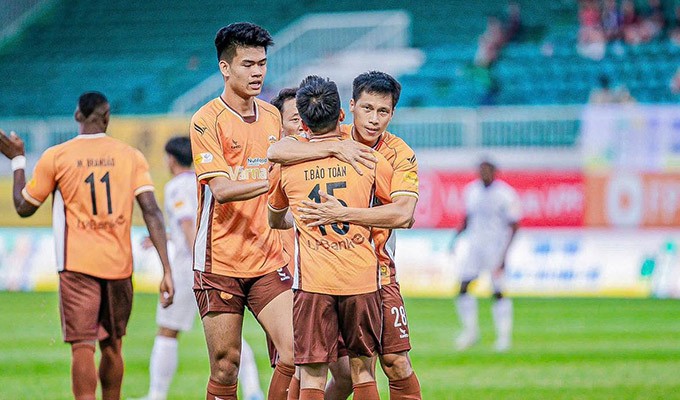 Trung vệ Đinh Quang Kiệt cao gần 2m