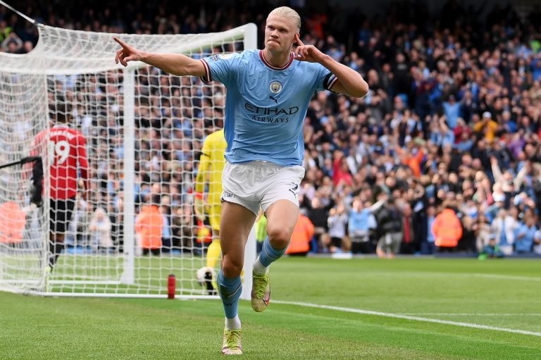 Erling Haaland trong một trận derby Manchester