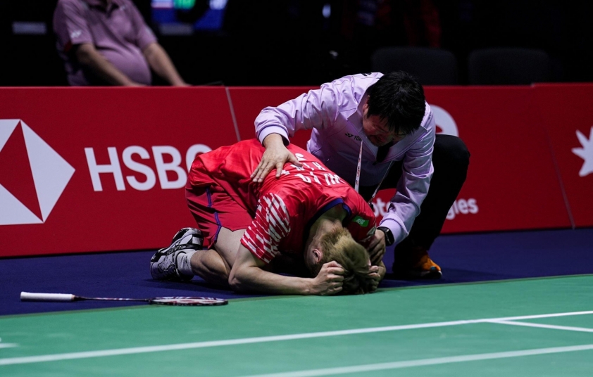 Shi Yuqi ăn mừng chiến thắng