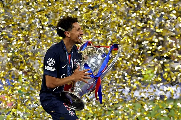Marquinhos đại diện PSG nhận cúp