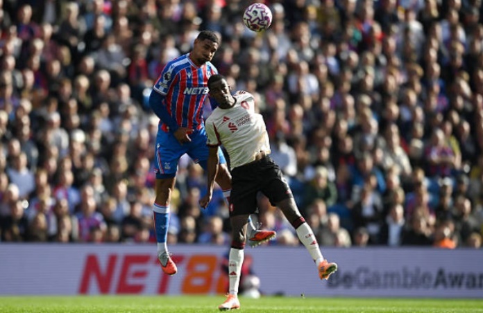 Isak thi đấu nhạt nhòa trước Crystal Palace