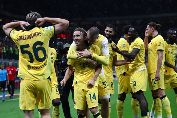 Modric cùng đồng đội ăn mừng