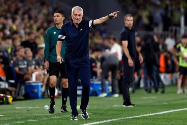 Mourinho vượt trội so với Van Persie