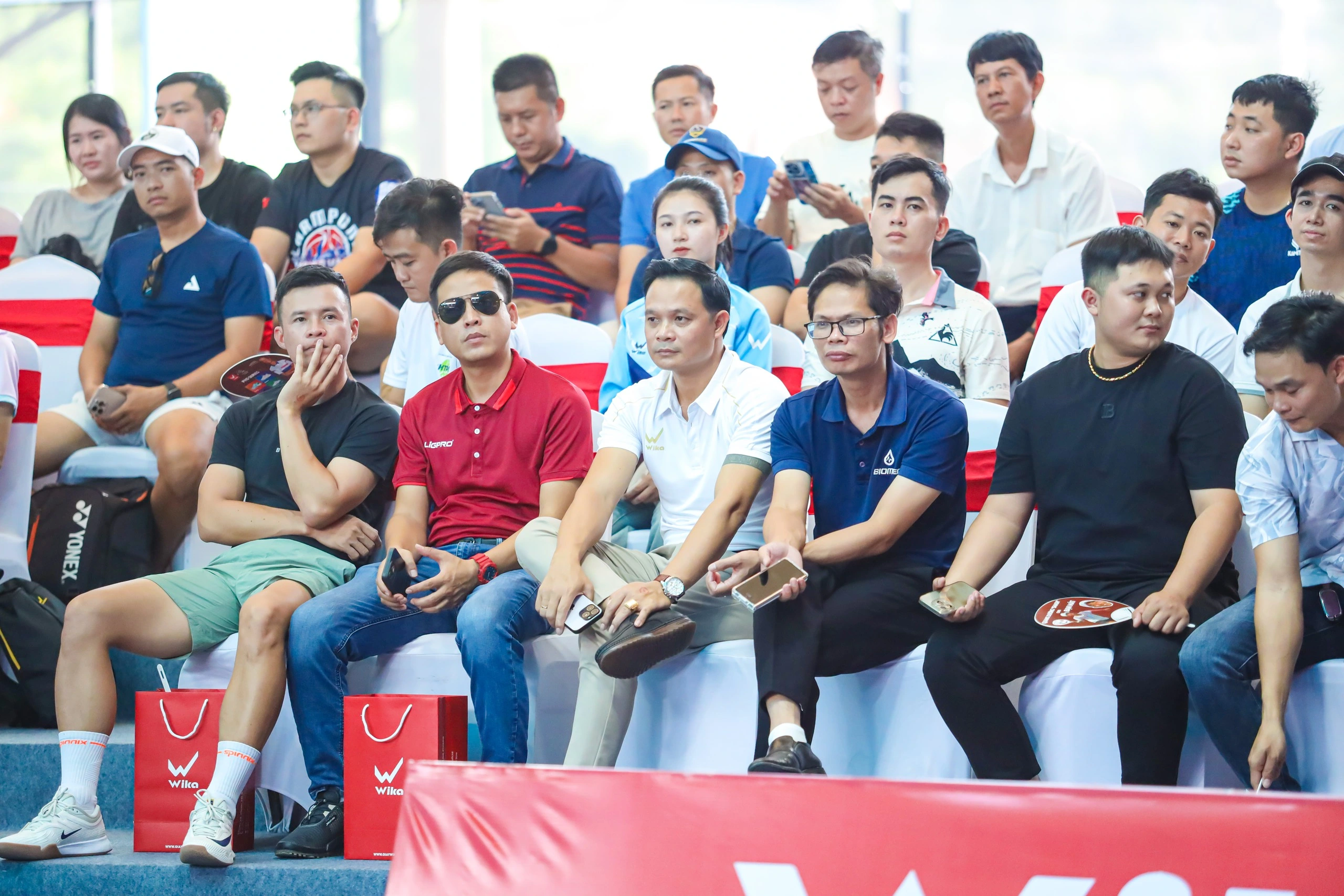 Đông đảo người đam mê pickleball có mặt ở sân VPP theo dõi buổi giao lưu của Quang Dương