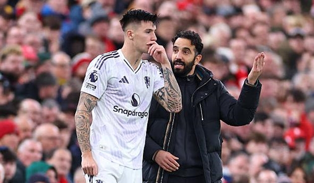 Ruben Amorim và các học trò phải duy trì sự ổn định. Ruben Amorim cùng cầu thủ Man United duy trì phong độ