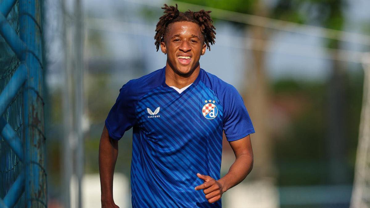 Chelsea săn đón Cardoso Varela.
