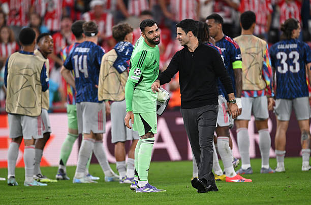 HLV Mikel Arteta chỉ đạo trên sân