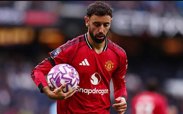 Bruno Fernandes không muốn lùi sâu. Bruno Fernandes không muốn lùi sâu.