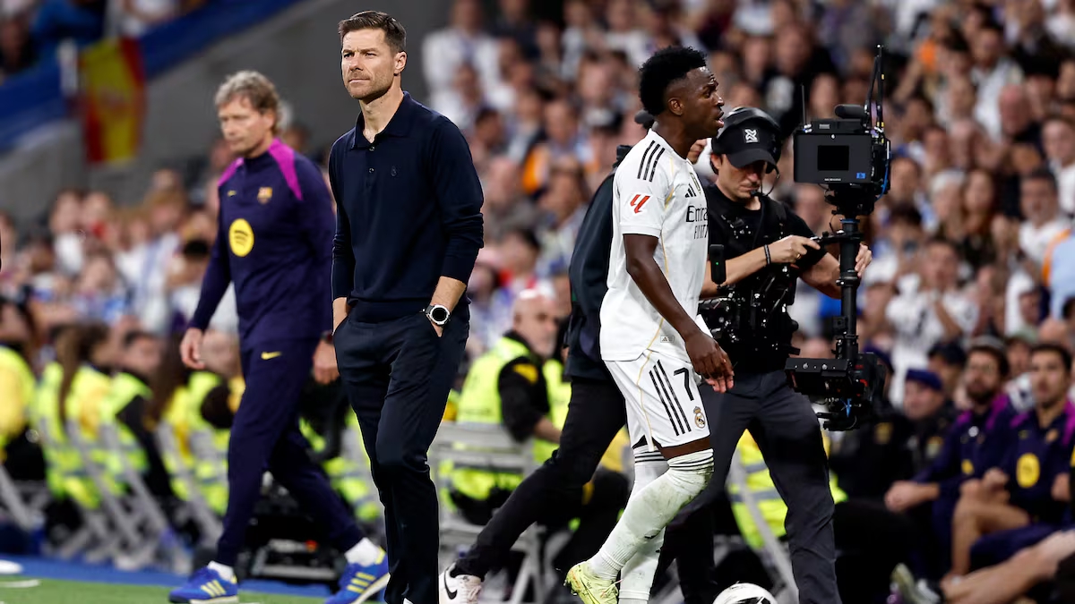 Vinicius Xabi Alonso 03 Vinicius và Xabi Alonso căng thẳng