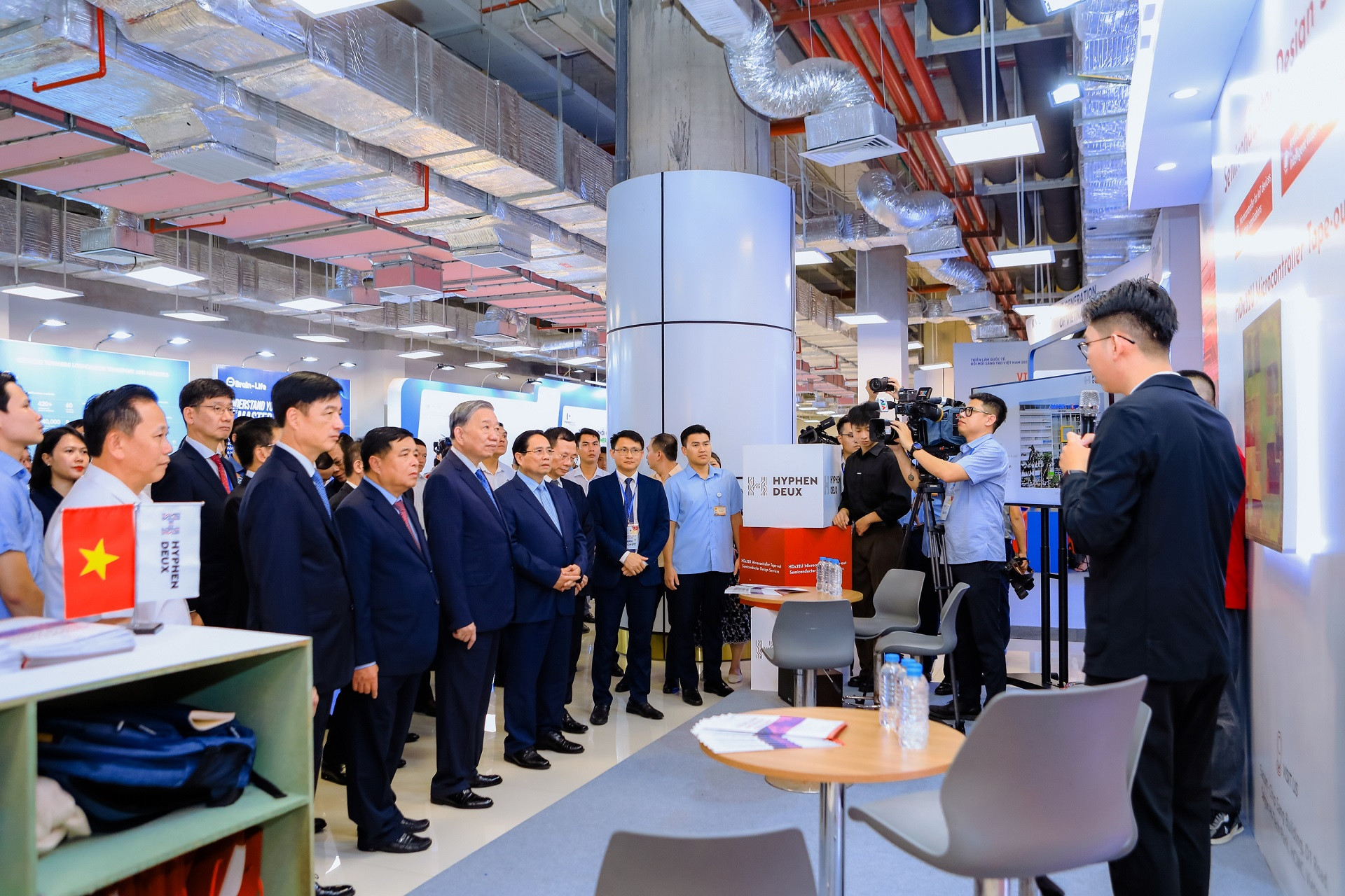 Lãnh đạo cấp cao thăm gian hàng Hyphen Deux tại Innovate Vietnam 2025