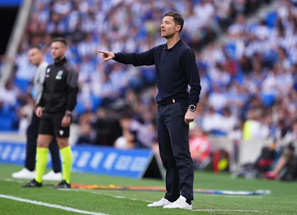 HLV Alonso trên đường pitch