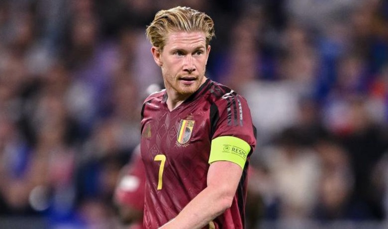 De Bruyne nguy cơ lỡ World Cup 2026 vì chấn thương nặng hơn dự kiến - Ảnh 2 De Bruyne ngồi trên sân sau khi dính chấn thương nặng