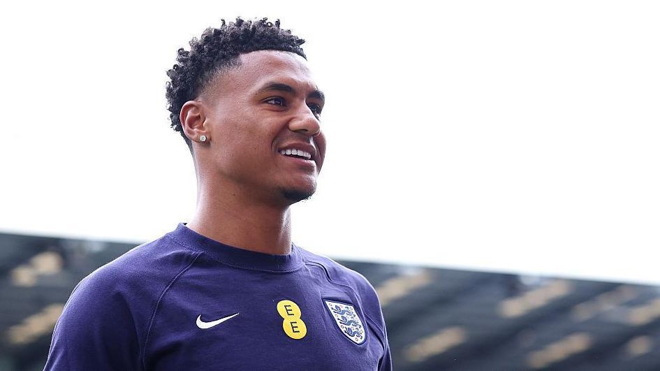 Ollie Watkins đang thi đấu cho Aston Villa