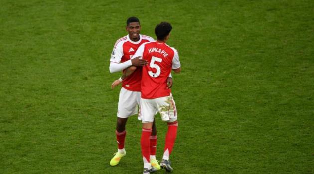 Hincapie sẽ được Arteta tin tưởng. Hincapie sẽ được Arteta tin tưởng.