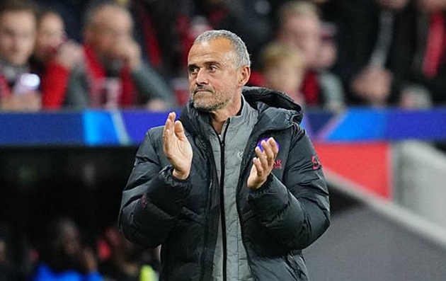 HLV Luis Enrique cùng các cầu thủ PSG