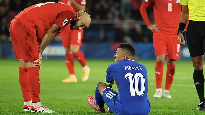 Mbappe dính chấn thương mắt cá