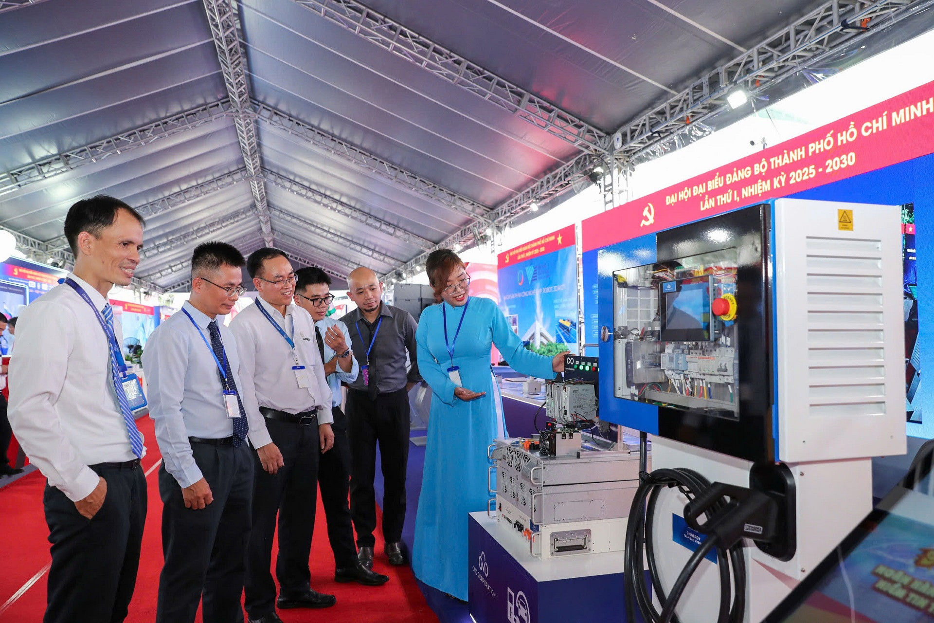 Trạm sạc năng lượng xanh C-Energy thu hút sự chú ý tại triển lãm