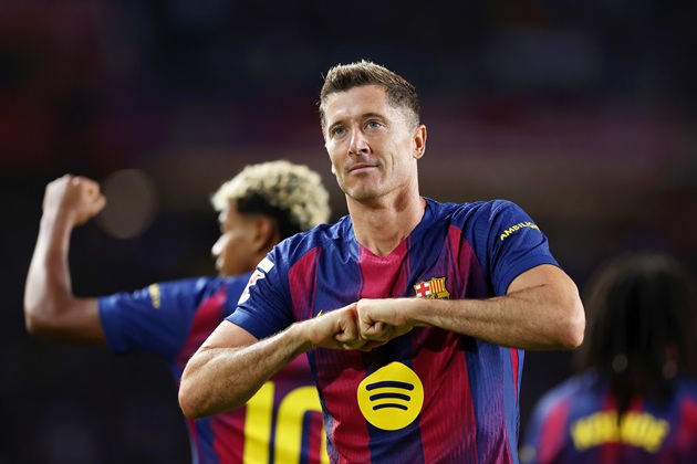 Lewandowski đang có mức lương cao.