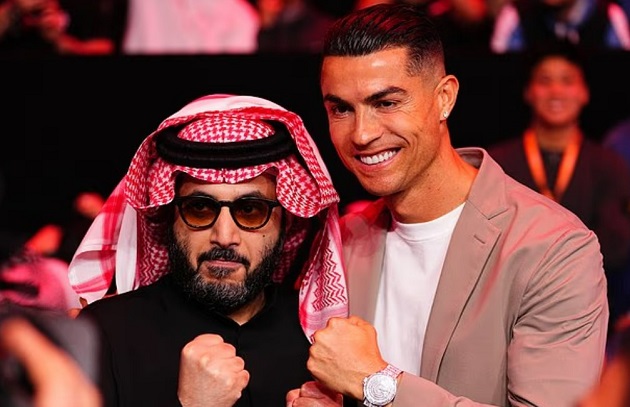 Turki Al-Sheikh (trái) là nhân vật khá có tiếng tăm ở Ả Rập Saudi.