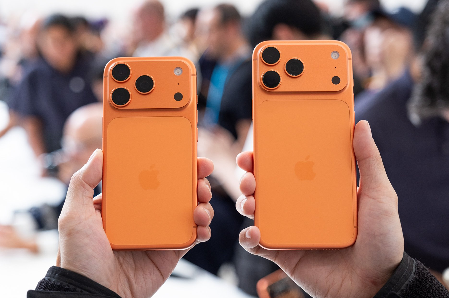 iPhone 17 Pro và iPhone 17 Pro Max màu cam vũ trụ
