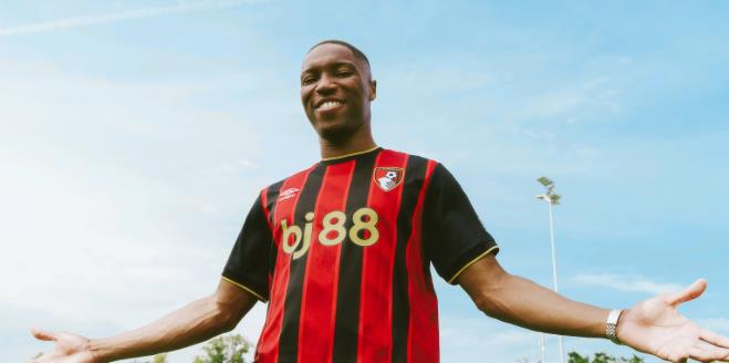 Bafode Diakite giúp hàng thủ B vững chắc. Bafode Diakite giúp hàng thủ B vững chắc.