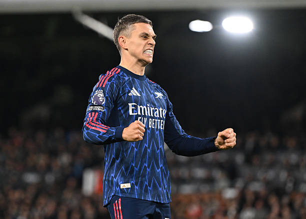 Leandro Trossard ghi bàn cho Arsenal