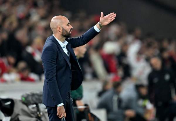 HLV Claudio Giraldez điều hành trận đấu Celta Vigo