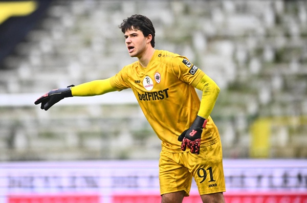 Lammens tập luyện cùng MU Senne Lammens tập luyện tại MU