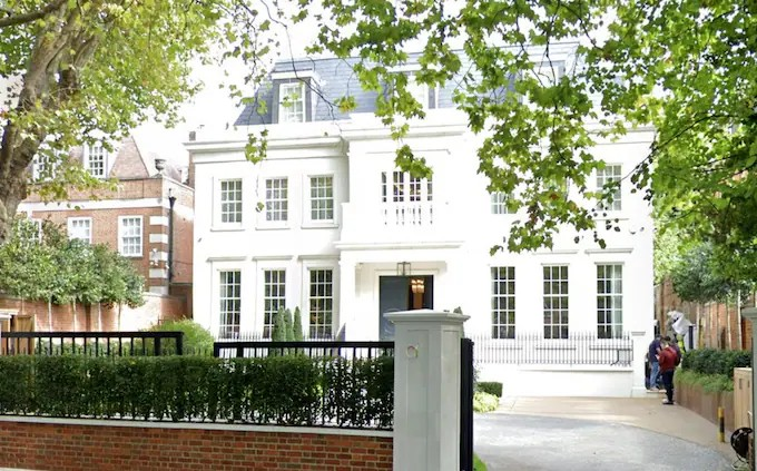Cảnh sát xuất hiện tại một tài sản của Chen ở Avenue Road ở St John's Wood, phía bắc London hôm 14/10.
