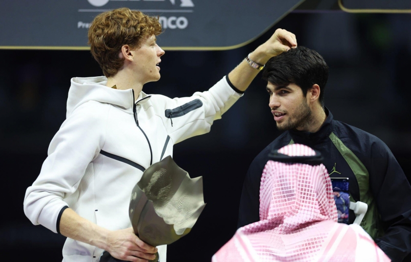 Hạ gọn Djokovic, Sinner hẹn Alcaraz ở chung kết Six Kings Slam 2025-723609
