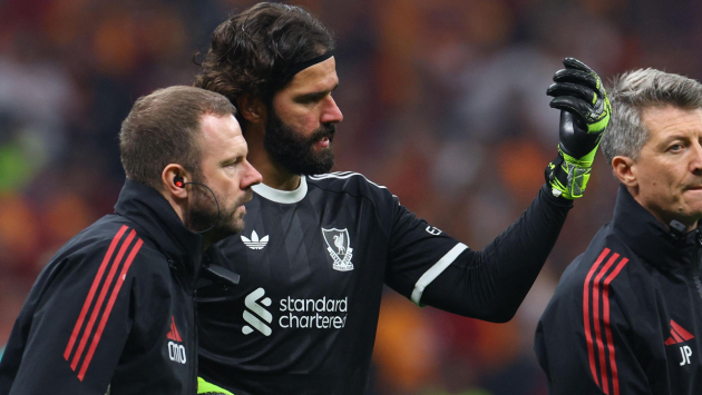 Alisson Becker gặp chấn thương trong trận đấu