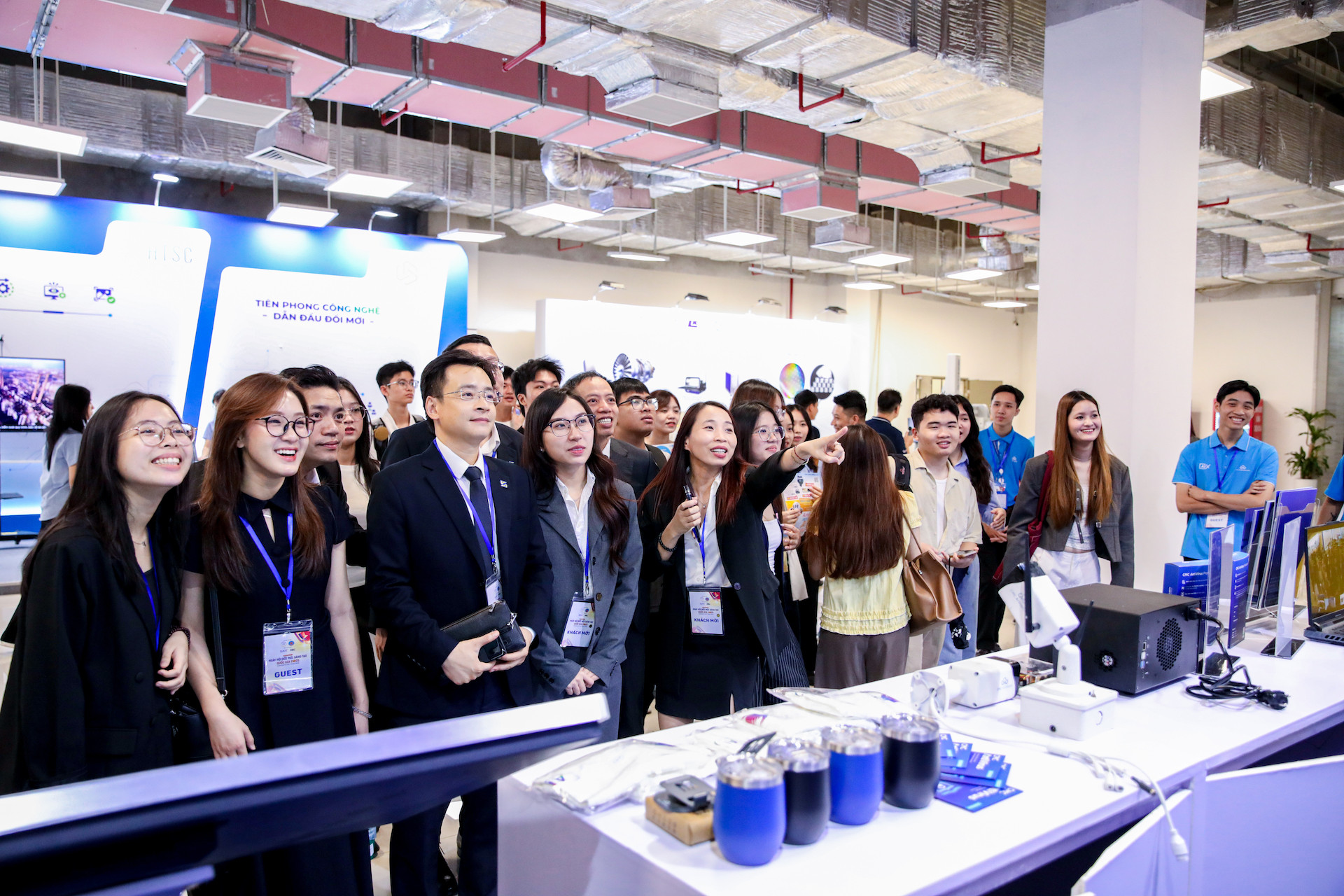 Khách tham quan trải nghiệm công nghệ tại gian hàng CMC