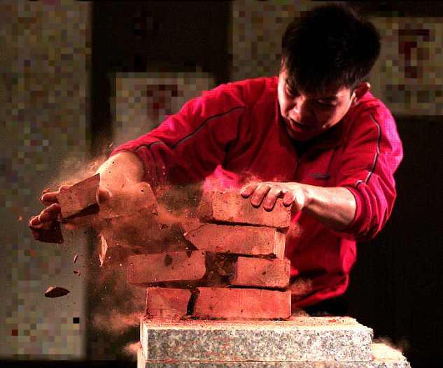 Vì sao các môn kung fu thích biểu diễn chặt gạch? - Ảnh 3. Vì sao các môn kung fu thích biểu diễn chặt gạch?
