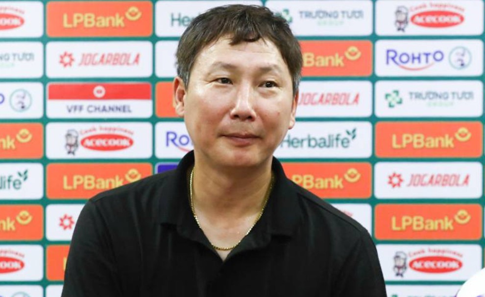 HLV Kim Sang-sik phát biểu trong buổi tập chuẩn bị trận đấu