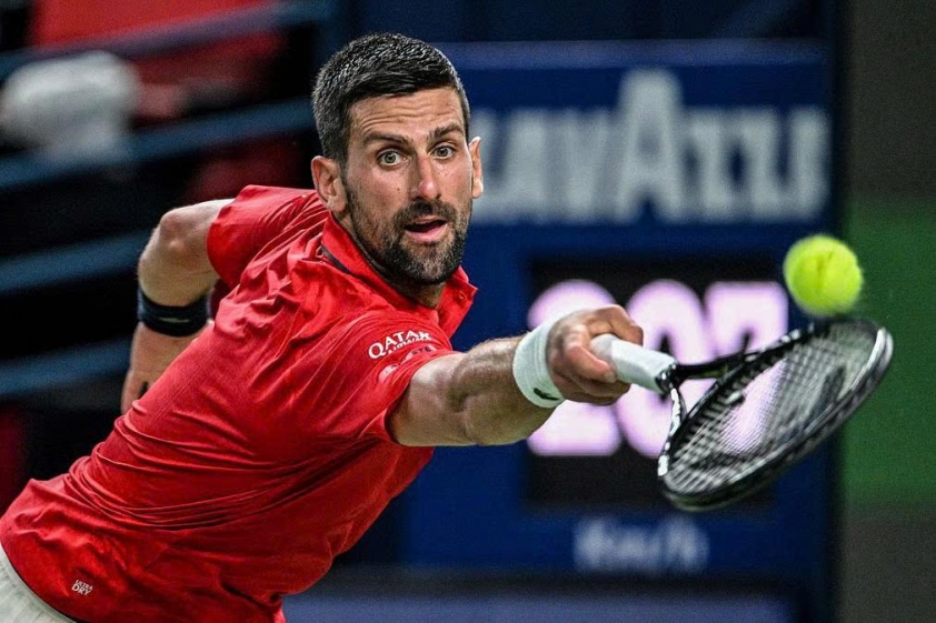 Djokovic gặp nhiều khó khăn với điều kiện thi đấu khắc nghiệt tại Trung Quốc.