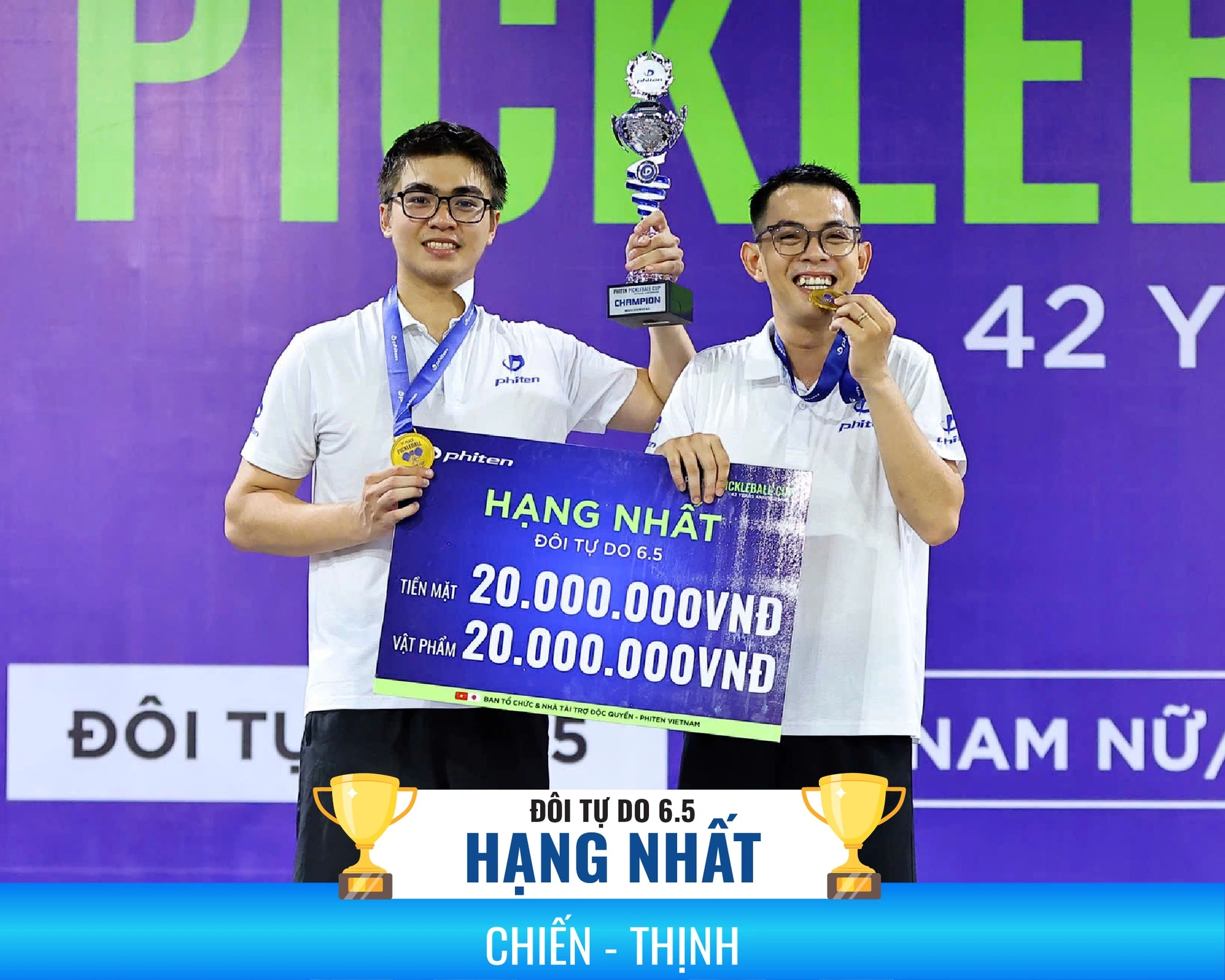 Phạm Đình Chiến (trái) cùng Nguyễn Hiền Thịnh vô địch nội dung 6.5, trình cao nhất tại giải