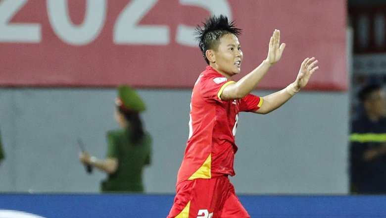 Bích Thùy khóc trong phòng họp báo sau thất bại trước tuyển nữ Australia - Ảnh 2 Bích Thùy ăn mừng sau pha ghi bàn ở phút 87