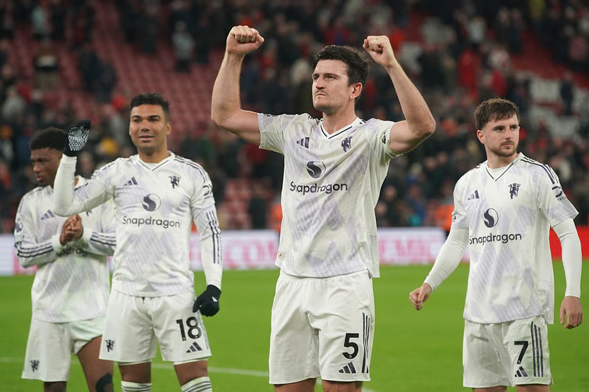 Manchester United thi đấu bóng đá