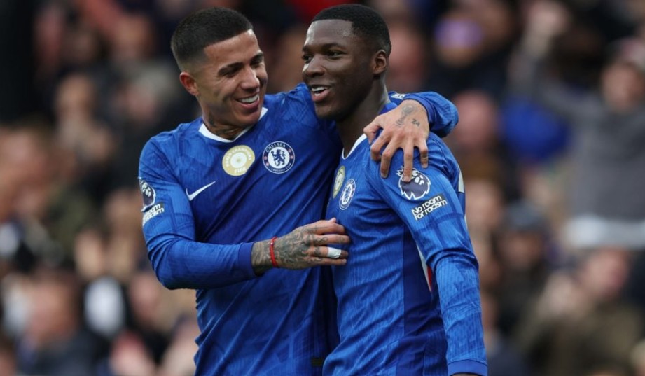 Moises Caicedo thi đấu rất ăn ý với Enzo Fernandez nơi tuyến giữa. Moises Caicedo thi đấu rất ăn ý với Enzo Fernandez nơi tuyến giữa.