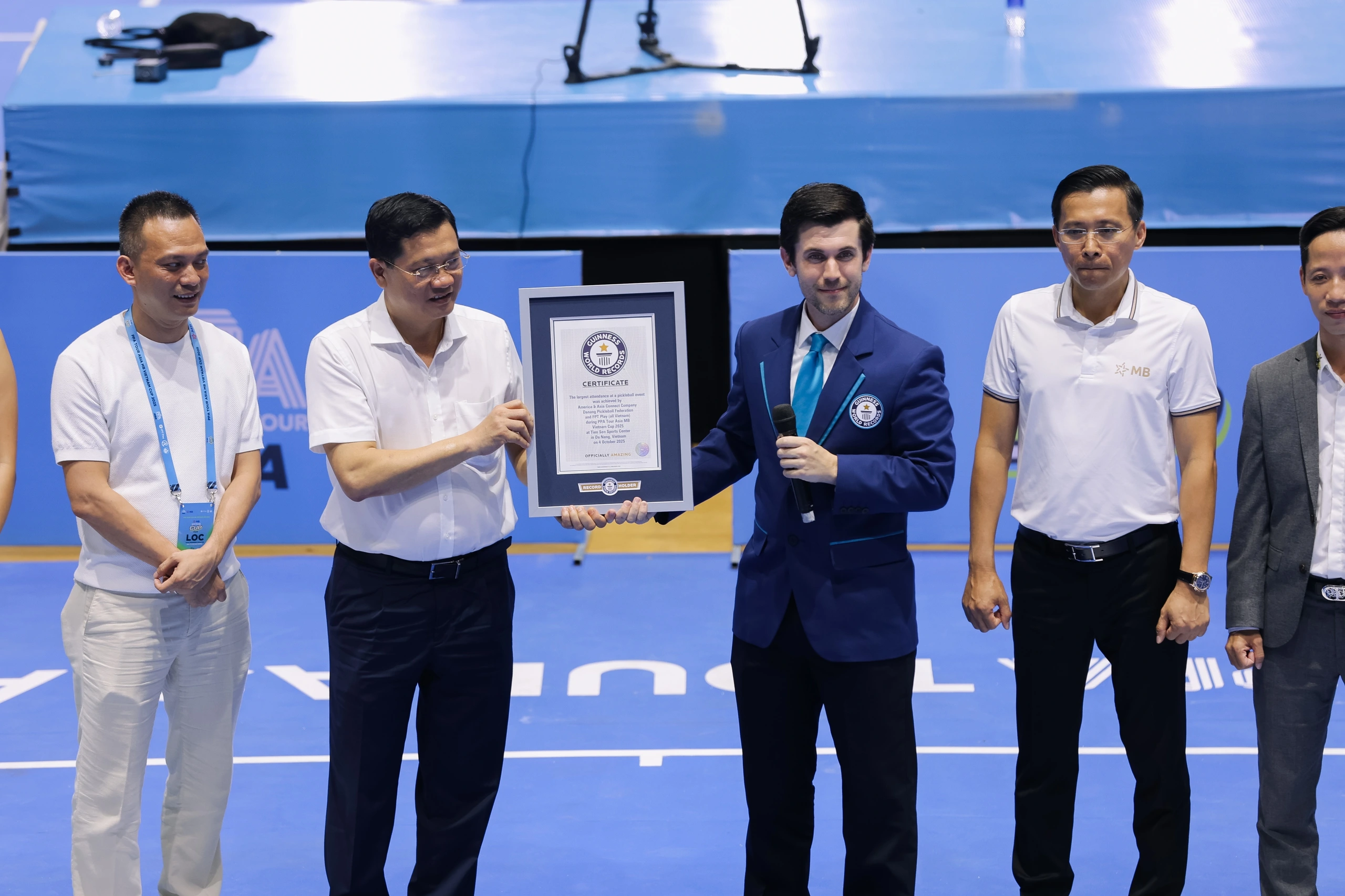 Đại diện Tổ chức Kỷ lục Guinness Thế giới trao chứng nhận kỷ lục cho giải