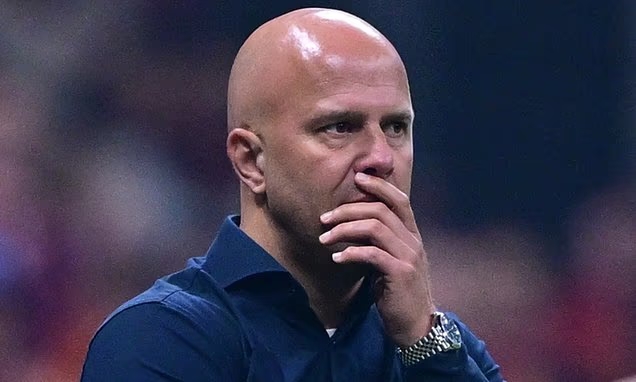 Arne Slot 01 Huấn luyện viên Arne Slot trên sân tập