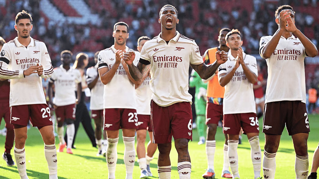 Arsenal thi đấu trên sân