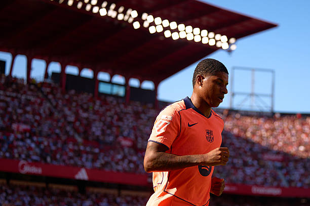Marcus Rashford cô đơn trên hàng công của Barcelona.