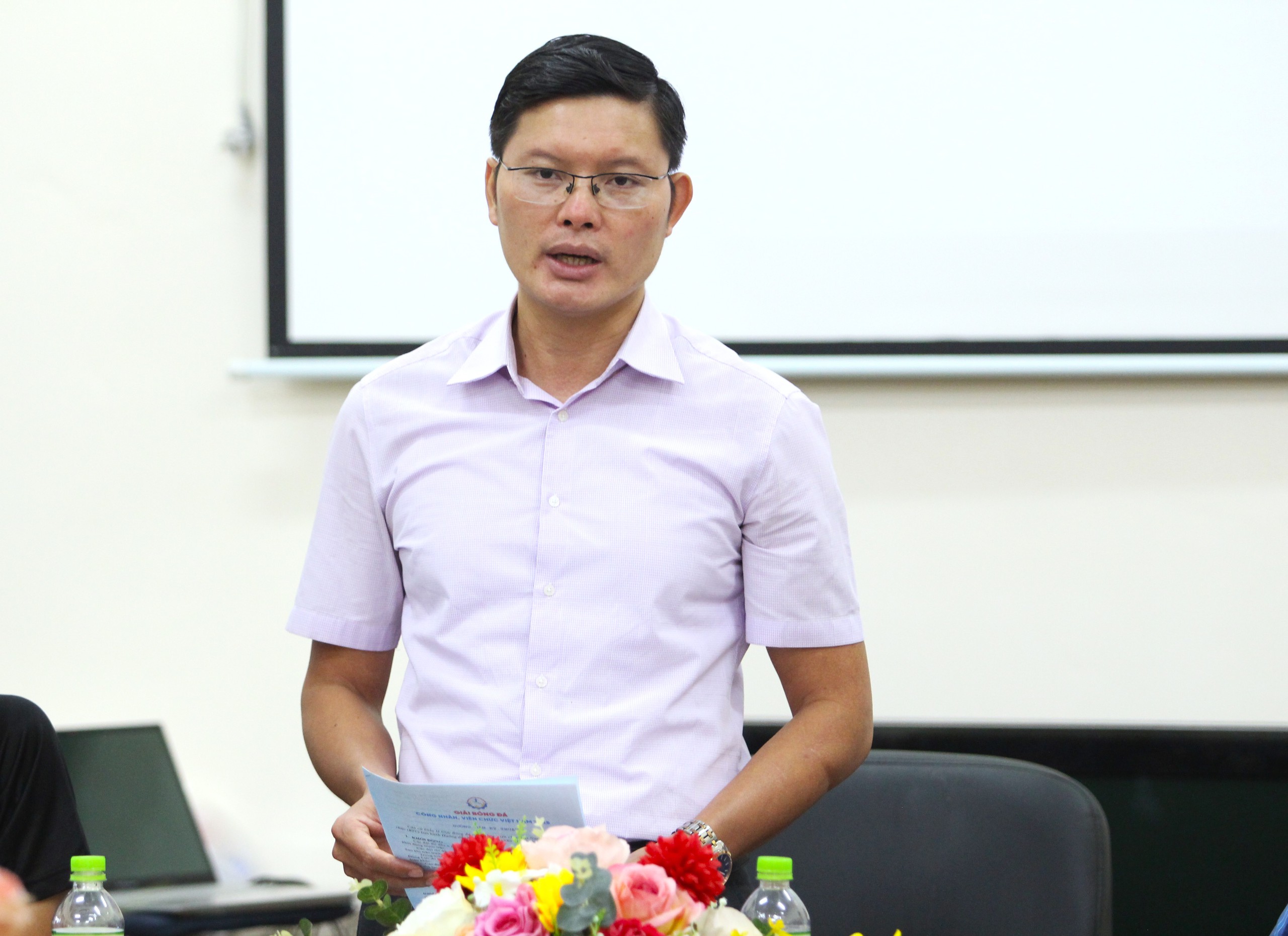 Ông Nguyễn Mạnh Kiên (Phó trưởng Ban Quan hệ Lao động) phát biểu tại buổi họp