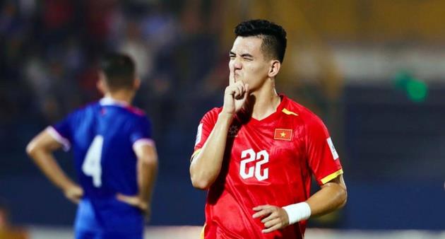 Tiến Linh từ chối rời sân sau khi nhận ra đồng đội gặp vấn đề.