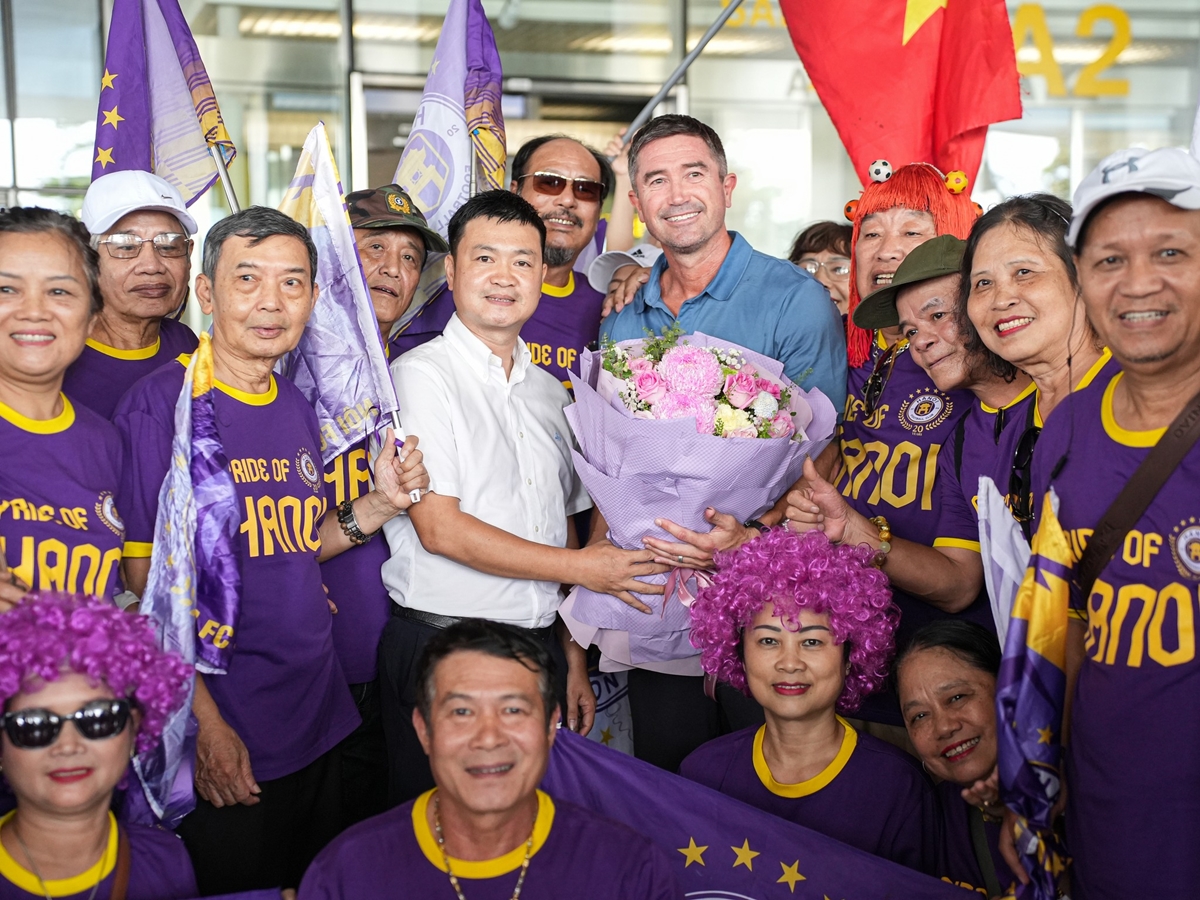 HLV Harry Kewell trong buổi tập cùng Hà Nội FC