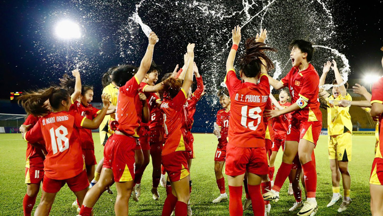 Thắng kịch tính Hồng Kông, U17 nữ Việt Nam giành vé dự VCK châu Á 2026 - Ảnh 1 U17 nữ Việt Nam dẫn đầu bảng D sau 2 trận toàn thắng
